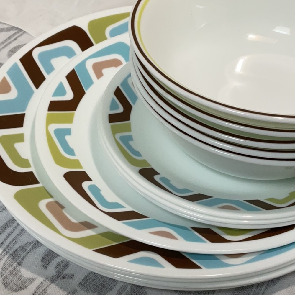 13 pc. Corelle ‘Squared’ dinnerware. Never used.